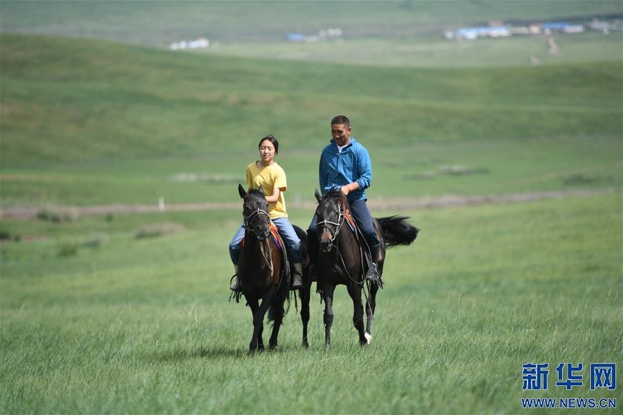 (特別的暑期生活·圖片故事)(3)草原女孩錫林花的暑期“歡樂(lè)時(shí)光”