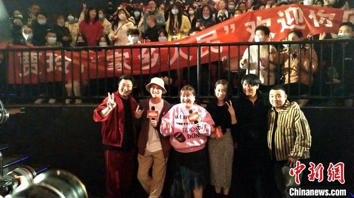 賈玲攜主創(chuàng)團(tuán)隊在襄陽舉辦影迷見面會 胡傳林 攝