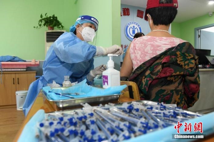 資料圖：市民來(lái)到醫(yī)院接種新冠疫苗。 楊華峰 攝