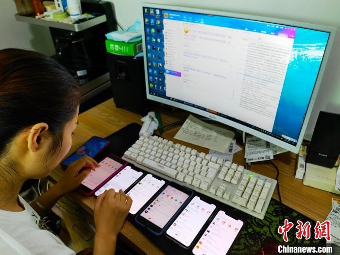 圖為網(wǎng)絡(luò)客服為網(wǎng)上“專車(chē)座套”客戶答疑釋惑?！巫雍?攝