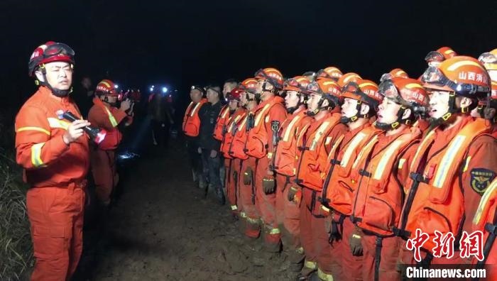 平遙縣消防救援大隊大隊長龔宇作總攻發(fā)起前的動員?！￠Z旭輝 攝