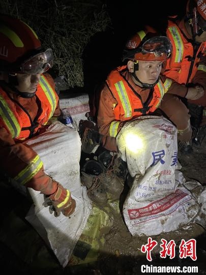 短暫修整期間，消防員脫掉鞋襪，用編織袋套住腿腳保暖?！￠Z旭輝 攝
