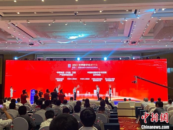 簽約現(xiàn)場(chǎng)?！×植?攝