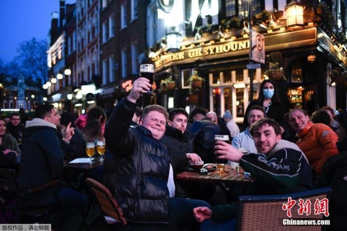 當?shù)貢r間2021年4月12日，英國進入放松疫情封鎖措施的第二階段。商鋪、理發(fā)店、健身房等被允許重新開張，酒吧和餐館也可以在室外營業(yè)。據(jù)悉，酒吧解封的第一晚，倫敦大批民眾在市中心喝酒跳舞，場面宛如狂歡節(jié)。