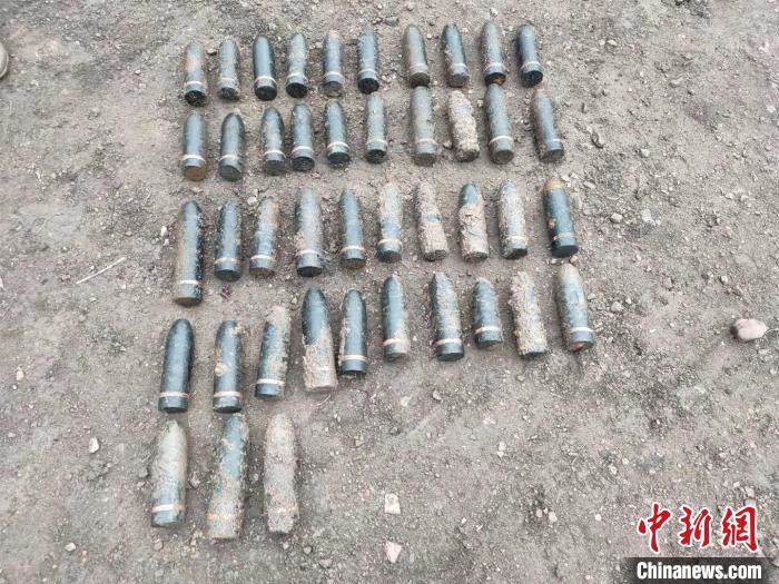 圖為發(fā)現(xiàn)的遺留炮彈?！√厝崭駱?攝