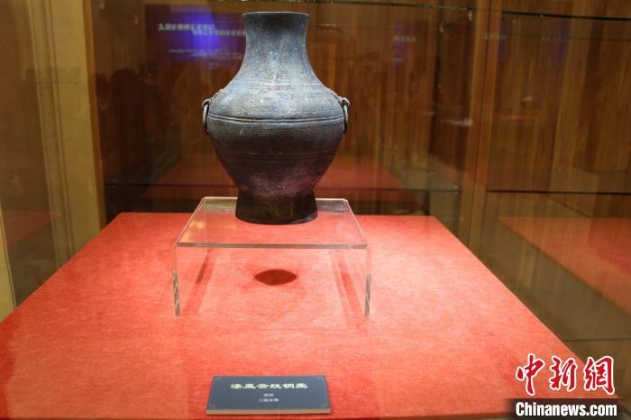 二級文物戰(zhàn)國時(shí)期漆蓋云紋銅壺。　趙曉 攝