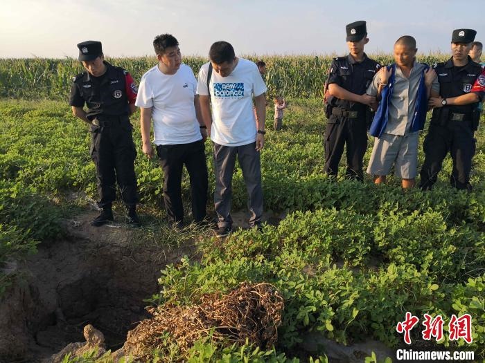 資料圖：犯罪嫌疑人辨認(rèn)作案現(xiàn)場?！〖蜗榭h公安局供圖