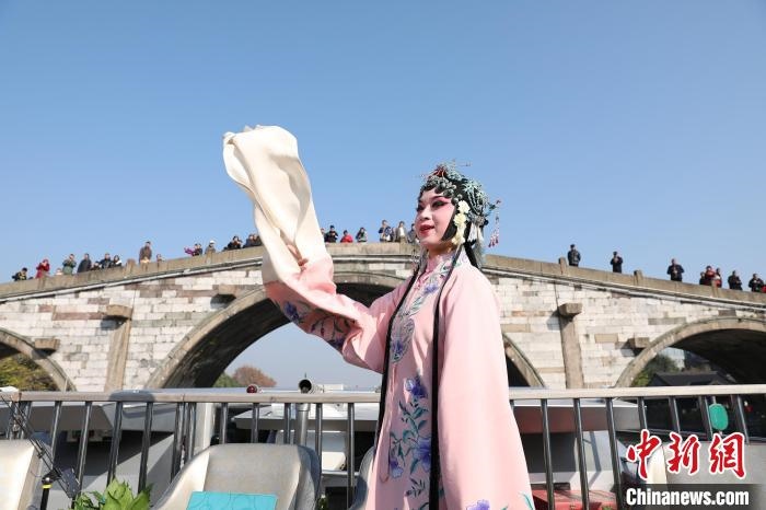 2019京杭對(duì)話(huà)的大運(yùn)河京杭雅集活動(dòng)中，浙江昆劇團(tuán)國(guó)家一級(jí)演員楊崑在中國(guó)大運(yùn)河(杭州段)上進(jìn)行表演?！⌒燔?攝 攝