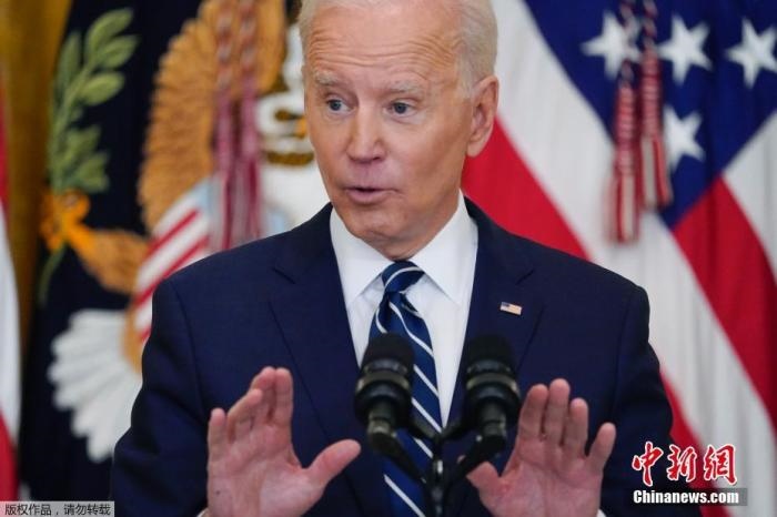 當?shù)貢r間3月25日，美國總統(tǒng)拜登舉行了上任60多天來的首場正式新聞記者會，回答了邊境危機、控槍、基建計劃等熱點問題。