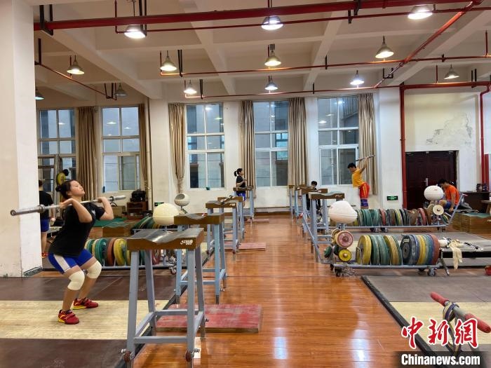 石智勇的師弟師妹們訓(xùn)練場景?！×植?攝