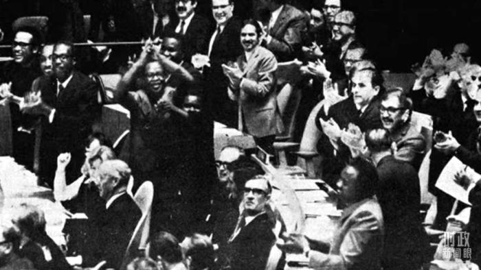 △第2758號決議通過后，現(xiàn)場爆發(fā)出熱烈歡呼聲。(資料圖)