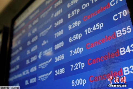 水管破裂造成第四航站樓的多家航班延誤或取消。圖為航站樓內(nèi)的電子公告牌顯示航班信息。