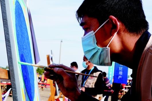 　　參加文物技能競(jìng)賽彩畫項(xiàng)目的選手。