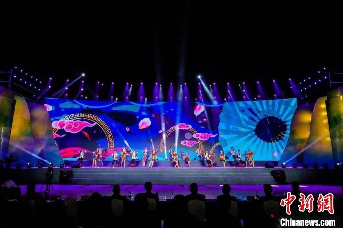 圖為中國(guó)·重慶秀山第二屆“金山銀山”文化旅游節(jié)開(kāi)幕現(xiàn)場(chǎng)。　秀山縣文旅委供圖