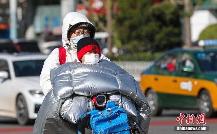 資料圖：市民在大風降溫天氣下出行。 <a target='_blank' href='http://www.chinanews.com/'>中新社</a>記者 賈天勇 攝