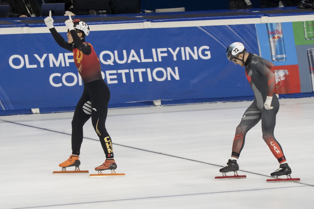 11月20日，任子威(左)在比賽后慶祝。新華社發(fā)(弗爾季·奧蒂洛 攝)