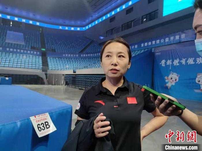 中國滑冰協(xié)會主席、前中國短道速滑隊主教練李琰表示，”冰雪惠民計劃“能推動更多人上冰 郝凌宇 攝