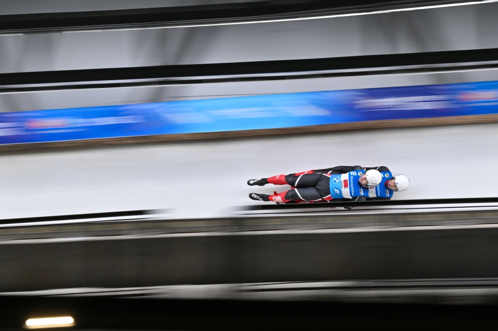 11月21日，“相約北京”國際雪橇聯(lián)合會雪橇世界杯，中國選手黃葉波/彭俊越在團體接力比賽中。新華社記者陳益宸攝
