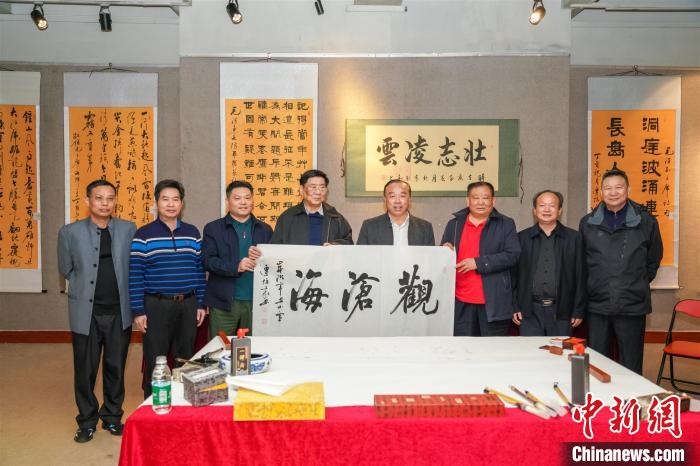 圖為百名將軍書畫展活動現(xiàn)場。　宋秀杰 攝 攝