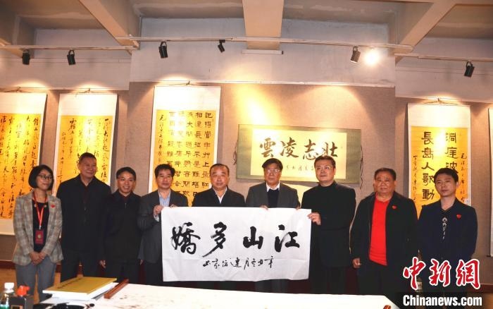 圖為百名將軍書畫展活動現(xiàn)場?！☆佇玛?攝 攝