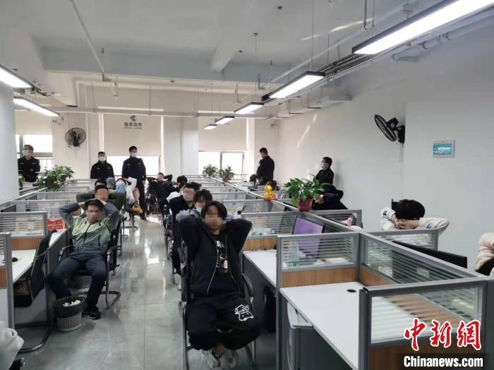 抓捕現(xiàn)場。　長沙市公安局供圖