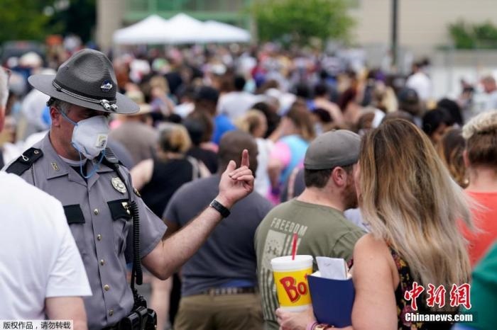 當(dāng)?shù)貢r(shí)間6月17日，美國肯塔基州國會(huì)大樓外，上千名在疫情期間失業(yè)的美國民眾在此排隊(duì)等候進(jìn)入大樓。據(jù)悉肯塔基州在疫情期間開設(shè)了臨時(shí)失業(yè)辦公室。