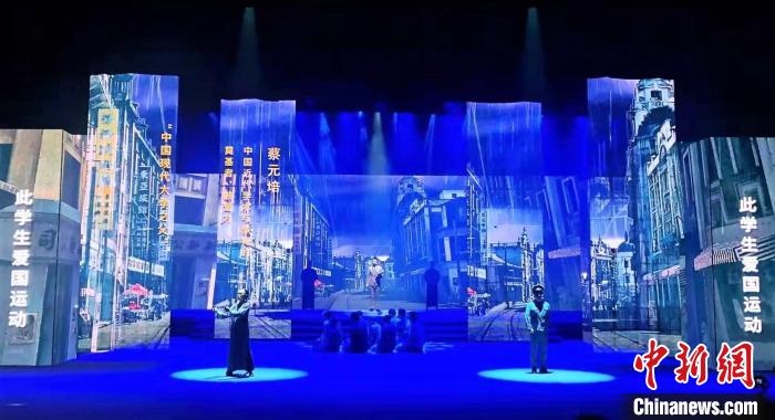 圖為“百年風(fēng)華”大型音樂史詩劇現(xiàn)場?!⒑l` 攝