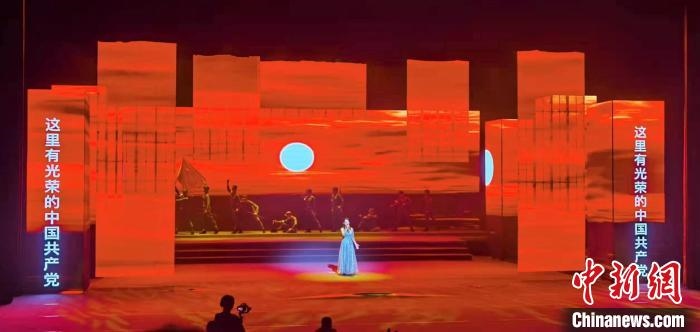 圖為“百年風(fēng)華”大型音樂史詩劇現(xiàn)場?!⒑l` 攝