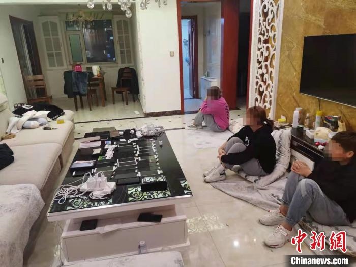 資料圖為果洛藏族自治州公安民警抓獲的犯罪嫌疑人?！‖斍呖h公安局供圖