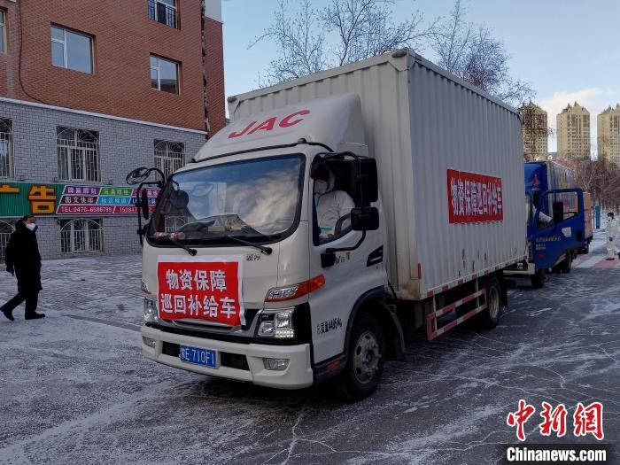 圖為滿洲里物資保障巡回補(bǔ)給車隊(duì)配貨現(xiàn)場(chǎng)。　秦甜偉 攝
