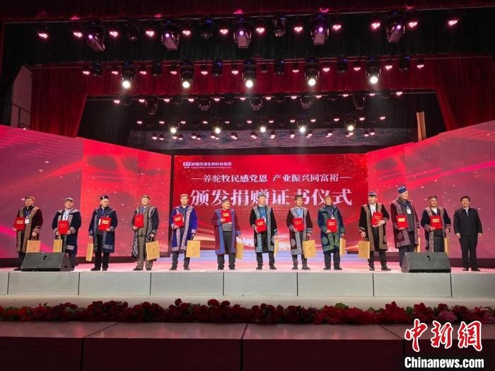 阿勒泰地區(qū)牧民靠企業(yè)的幫扶走上了致富道路?！」o琨 攝