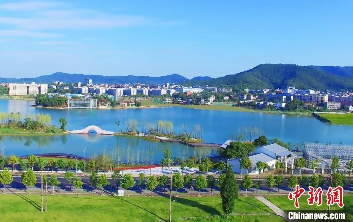 后湖藝術(shù)園?！√菩∏?攝