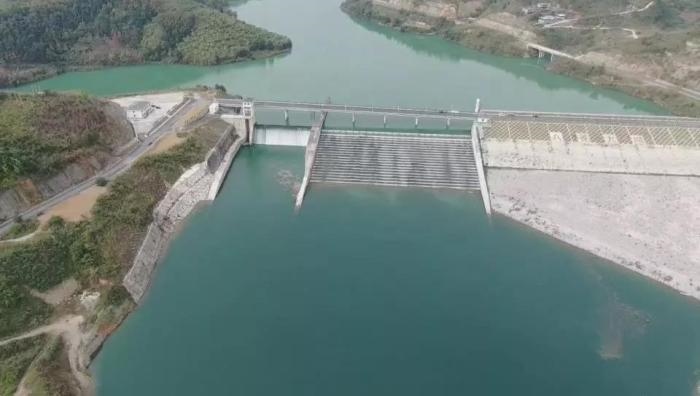 　　圖1 2021年12月7日，督察組使用無人機(jī)拍攝，保護(hù)區(qū)實(shí)驗(yàn)區(qū)內(nèi)的八吝大壩已建成，且未設(shè)置過魚設(shè)施