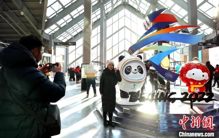 圖為滑雪場(chǎng)現(xiàn)場(chǎng)?！≡S婷 攝