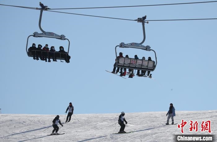 圖為滑雪場(chǎng)現(xiàn)場(chǎng)?！≡S婷 攝