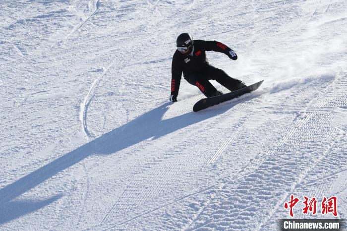 圖為滑雪場(chǎng)現(xiàn)場(chǎng)。　許婷 攝