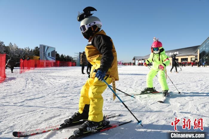 圖為滑雪場(chǎng)現(xiàn)場(chǎng)。　許婷 攝