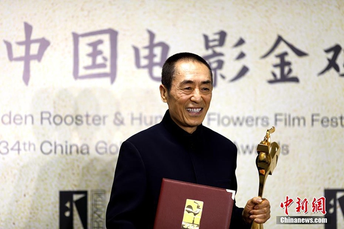 12月30日晚，第34屆中國電影金雞獎頒獎典禮在福建省廈門市舉行。張藝謀以執(zhí)導(dǎo)《懸崖之上》榮膺最佳導(dǎo)演獎。 <a target='_blank' href='/'>中新社</a>記者 呂明 攝