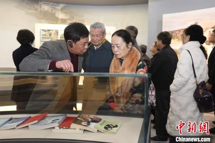 船政后裔在參觀新館?！￡悤造o 攝