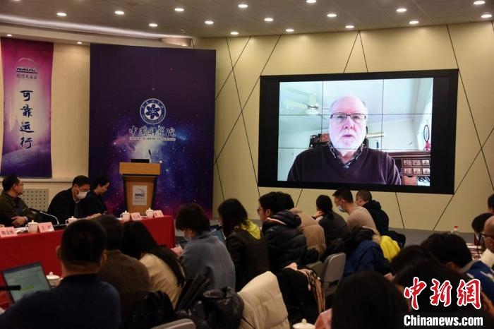 美國伊利諾伊大學教授理查德？克魯切爾通過視頻點評FAST測量星際磁場最新研究成果?！?lt;a target='_blank' href='/'>中新社</a>記者 孫自法 攝