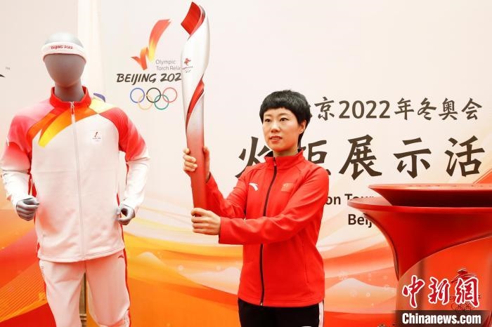 溫哥華冬奧會冠軍張會展示北京2022年冬奧會火炬。　姜輝 攝