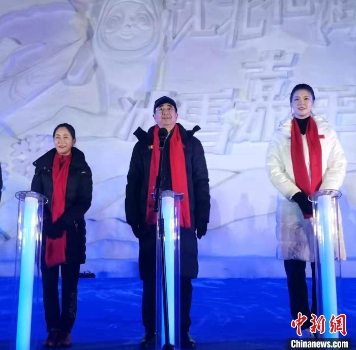 前女排國家隊隊長奧運冠軍惠若琪(右一)，中國女子田徑競走奧運冠軍王麗萍(左一)助陣當(dāng)晚活動。　趙桂華 攝