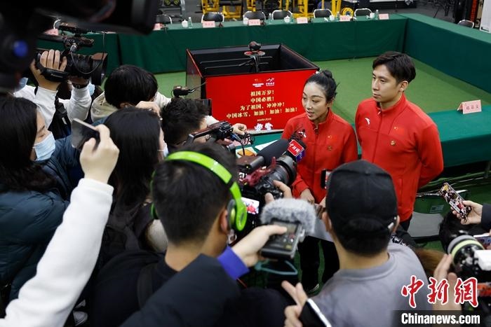 1月5日晚，全力沖刺北京冬奧學習座談會在北京舉行。座談會后，中國花樣滑冰雙人滑組合隋文靜、韓聰接受記者采訪。 <a target='_blank' href='/'>中新社</a>記者 富田 攝