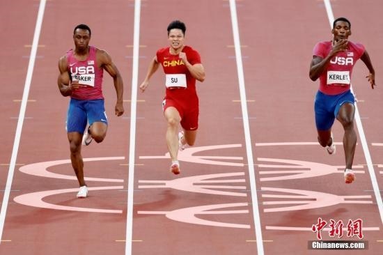 資料圖：北京時(shí)間8月1日晚，在東京奧運(yùn)會(huì)男子百米決賽中，中國(guó)選手蘇炳添以9.98秒的成績(jī)獲得第六名，作為首位闖進(jìn)奧運(yùn)男子百米決賽的中國(guó)人，他再次創(chuàng)造了歷史。圖為蘇炳添在比賽中。<a target='_blank' href='/'>中新社</a>記者 富田 攝