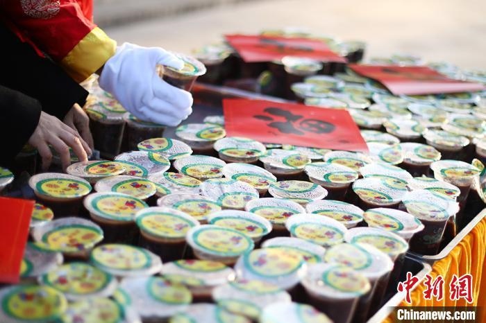 資料圖：工作人員將定制的臘八粥擺放整齊?！°蟛?攝