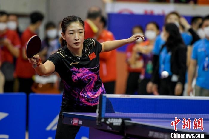 劉詩雯在2021年全國乒乓球“業(yè)余球王”總決賽中與選手互動交流球技?！●樤骑w 攝