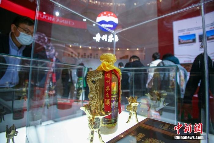 10月19日，天津，參觀者在中國茅臺展位參觀展示的白酒。當天，第105屆全國糖酒商品交易會在國家會展中心(天津)啟幕。本屆糖酒會展覽總面積20萬平方米，吸引了來自40多個國家和地區(qū)的3504家參展商參展，共設置了傳統(tǒng)酒類、葡萄酒及國際烈酒、食品及飲料、調(diào)味品及配料、食品機械及包裝等展區(qū)。 <a target='_blank' href='/'>中新社</a>記者 佟郁 攝