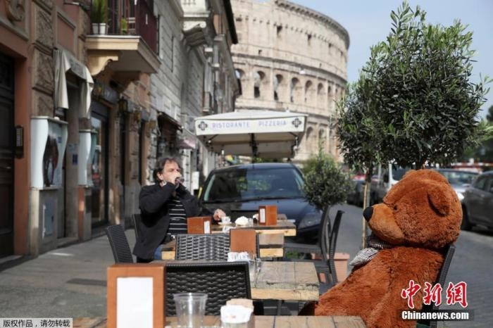 資料圖：意大利羅馬斗獸場附近的酒吧，顧客在露臺上喝酒。