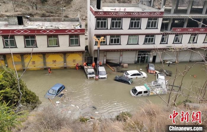 救援人員正在丹巴一處民房被淹處搜尋和轉(zhuǎn)移人員?！≈苡?攝