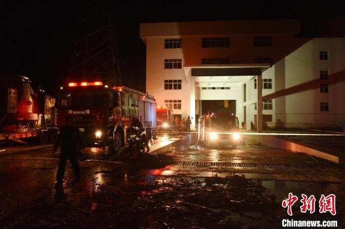 丹巴關(guān)州電站外多臺(tái)消防車輛正在開展排水作業(yè)。　周勇 攝